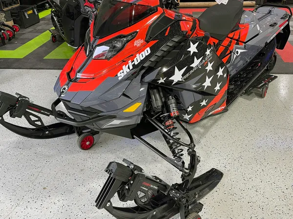 A Ski-Doo Gen5 Trail snowmobile with a red, white, and black Alvarsson Merica custom vinyl wrap.